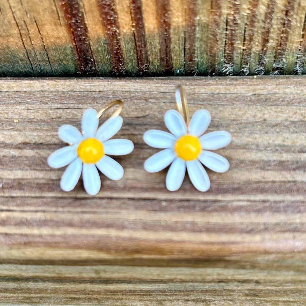 Vintage Earrings Elegant Daisy Flower Petite Sweet Gold Tone